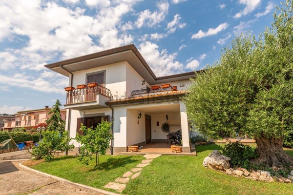 casa indipendente in vendita ad Albano Laziale in zona Pavona