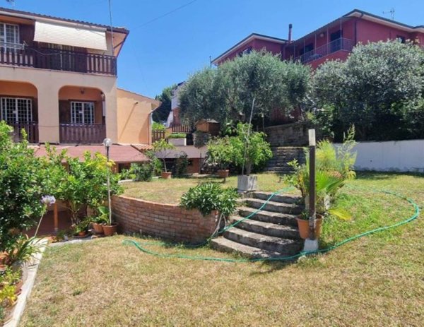casa indipendente in vendita ad Albano Laziale in zona Cecchina