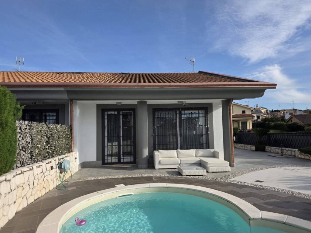 casa indipendente in vendita ad Albano Laziale in zona Cecchina