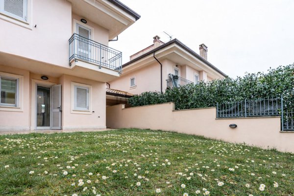 casa indipendente in vendita ad Albano Laziale in zona Cecchina