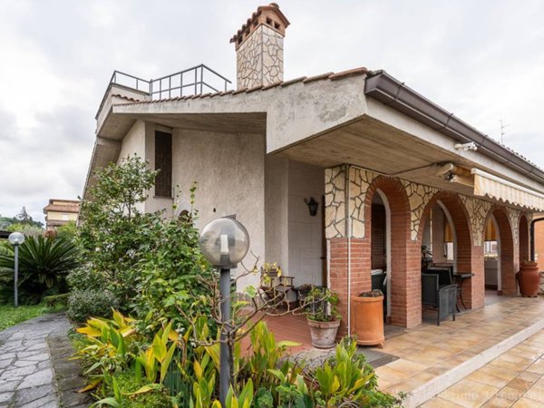 casa indipendente in vendita ad Albano Laziale in zona Cecchina