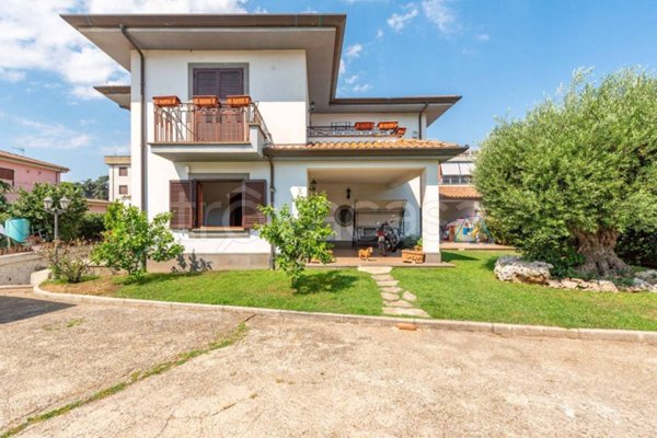 casa indipendente in vendita ad Albano Laziale in zona Cecchina