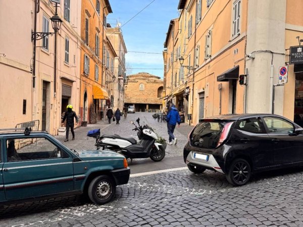 negozio in vendita ad Albano Laziale