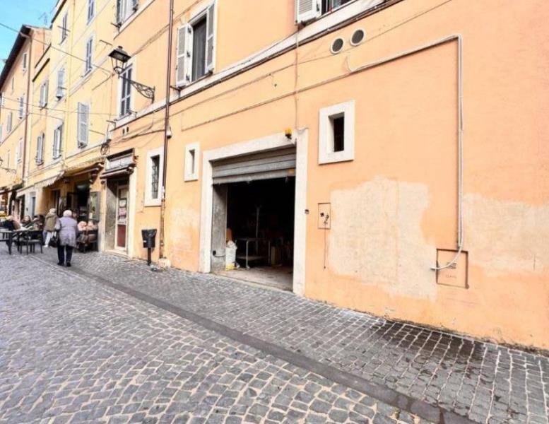 locale commerciale in vendita ad Albano Laziale