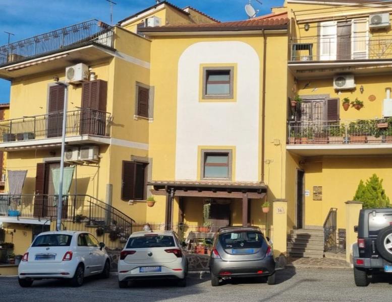appartamento in vendita ad Albano Laziale in zona Pavona