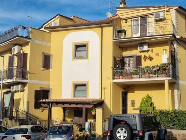 appartamento in vendita ad Albano Laziale in zona Pavona