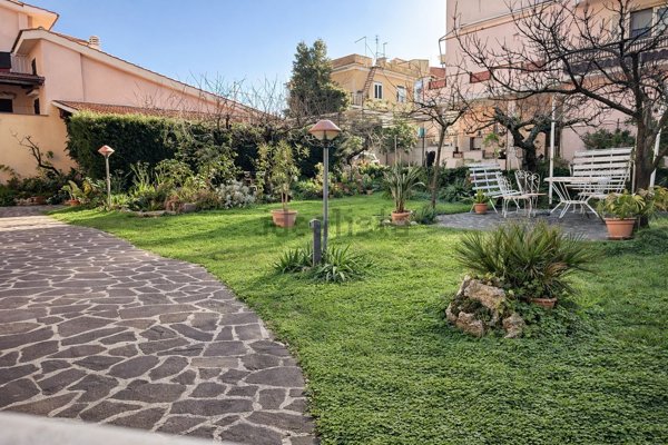 appartamento in vendita ad Albano Laziale in zona Pavona