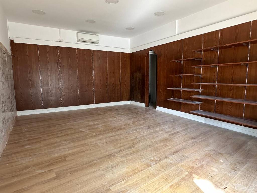 negozio in vendita ad Albano Laziale in zona Cecchina