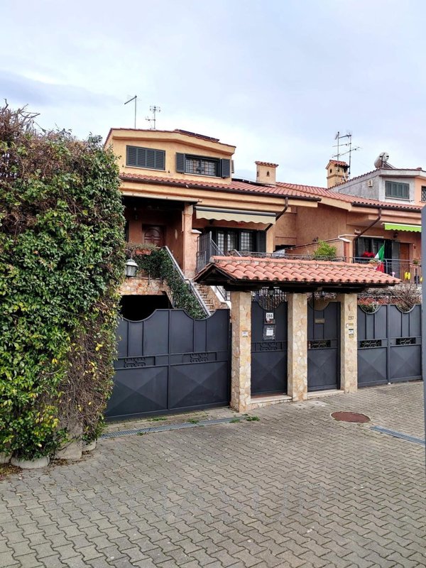 casa indipendente in vendita ad Albano Laziale in zona Cecchina