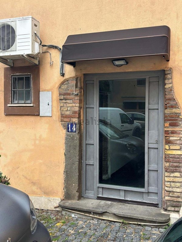 locale commerciale in vendita ad Albano Laziale