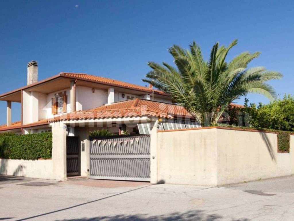 casa indipendente in vendita ad Albano Laziale in zona Pavona