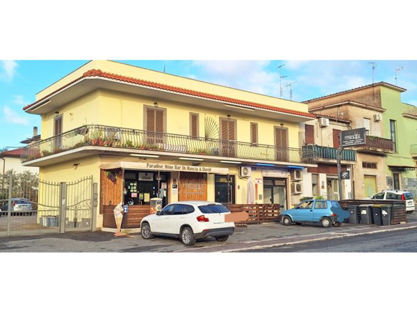 locale commerciale in vendita ad Albano Laziale