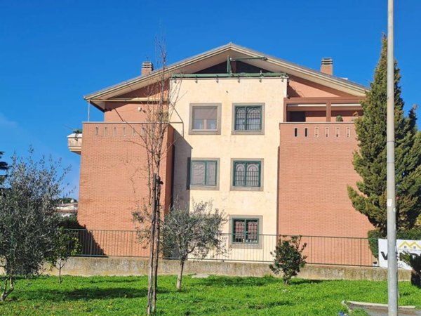 appartamento in vendita ad Albano Laziale in zona Pavona