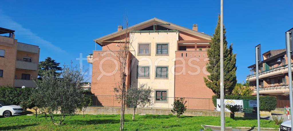 appartamento in vendita ad Albano Laziale in zona Pavona