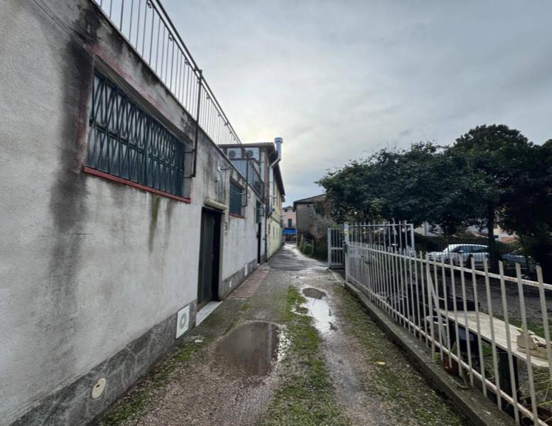 locale commerciale in vendita ad Albano Laziale in zona Pavona