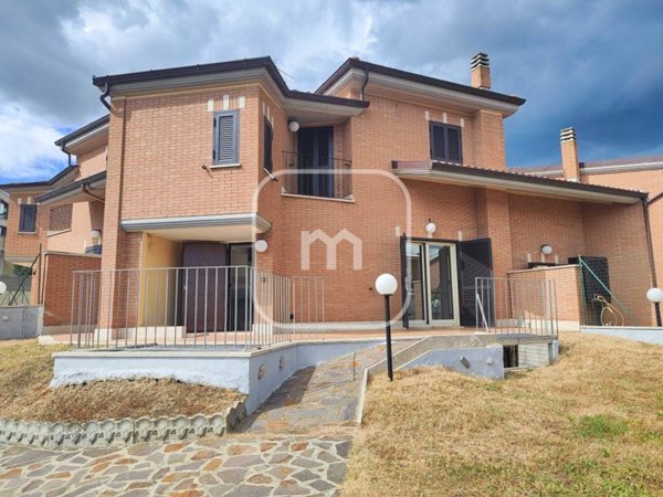 casa indipendente in vendita ad Albano Laziale in zona Cecchina