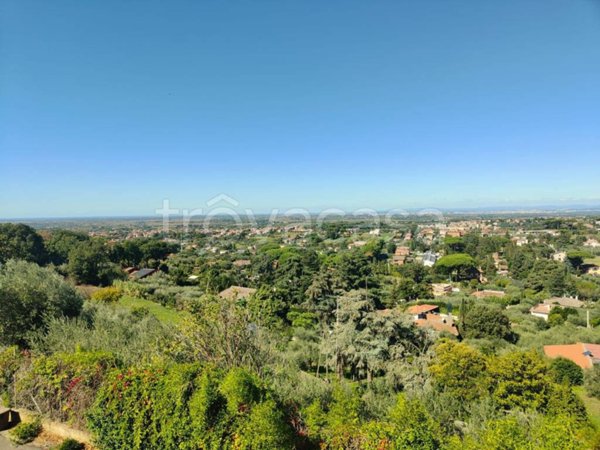casa indipendente in vendita ad Albano Laziale in zona Pavona