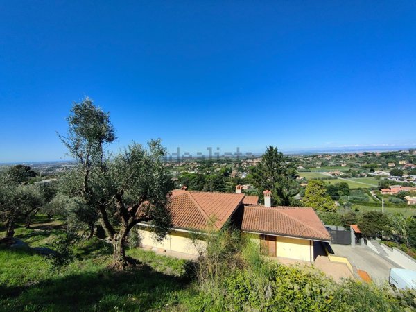 casa indipendente in vendita ad Albano Laziale in zona Pavona