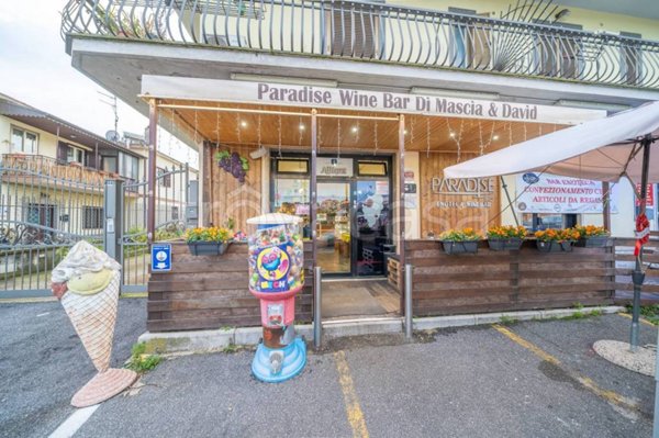 negozio in vendita ad Albano Laziale in zona Cecchina