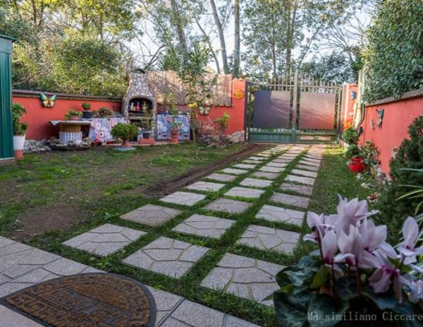 casa indipendente in vendita ad Albano Laziale in zona Cecchina
