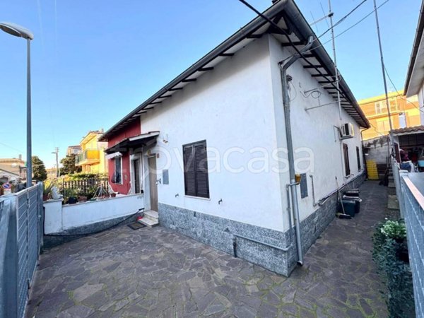 casa indipendente in vendita ad Albano Laziale in zona Pavona