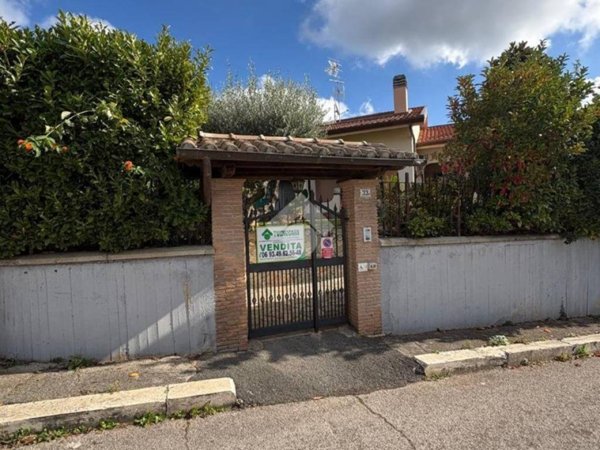 casa indipendente in vendita ad Albano Laziale in zona Cecchina