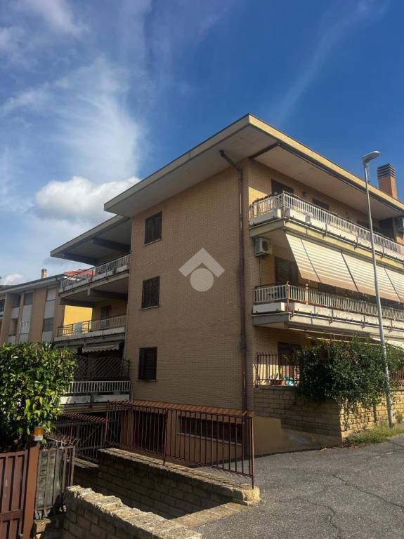 appartamento in vendita ad Albano Laziale in zona Cecchina