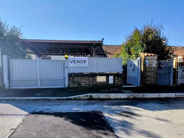 casa indipendente in vendita ad Albano Laziale in zona Cecchina