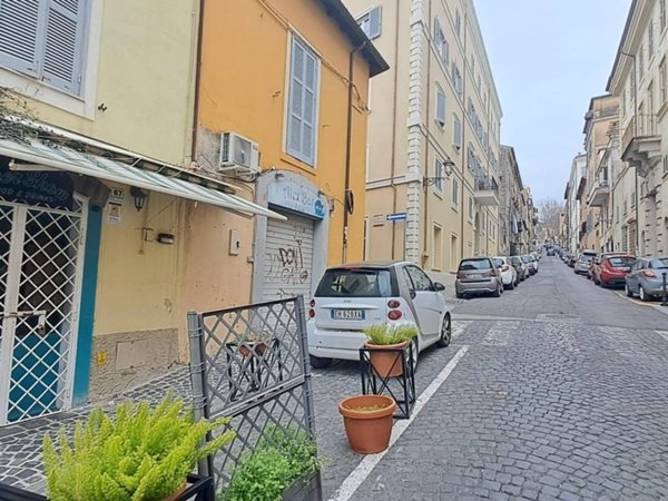 locale commerciale in vendita ad Albano Laziale