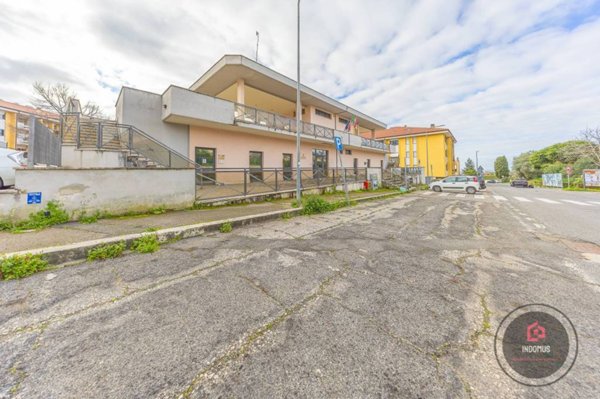 negozio in vendita ad Albano Laziale in zona Cecchina