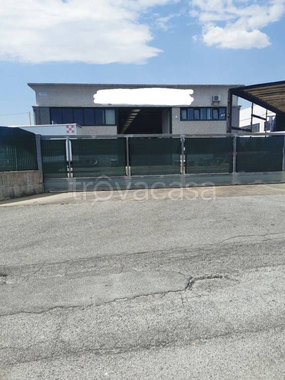 locale commerciale in vendita ad Albano Laziale in zona Cecchina