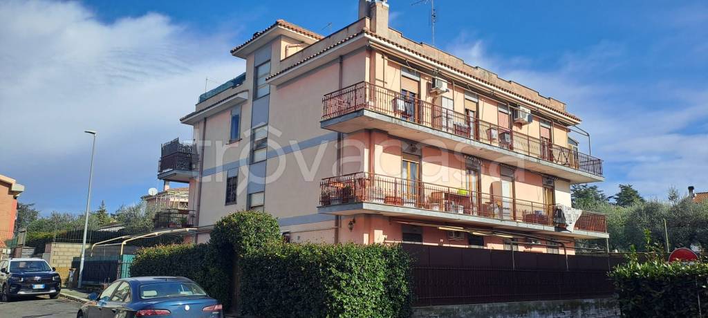 appartamento in vendita ad Albano Laziale in zona Pavona