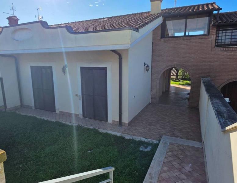 casa indipendente in vendita ad Albano Laziale in zona Cecchina