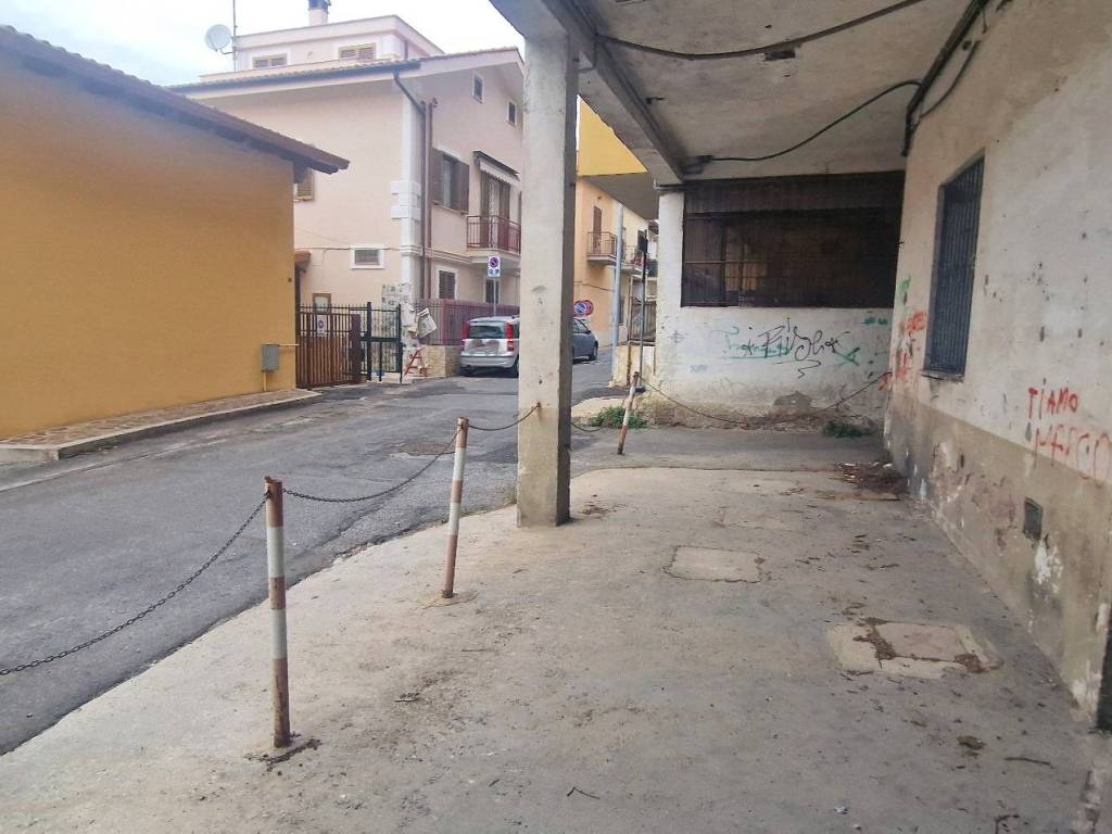 locale commerciale in vendita ad Albano Laziale in zona Cecchina