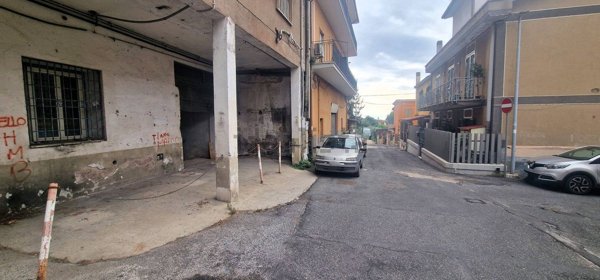 locale di sgombero in vendita ad Albano Laziale in zona Cecchina