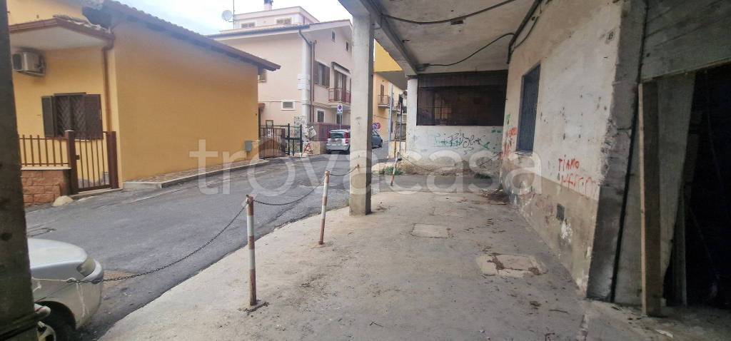 locale di sgombero in vendita ad Albano Laziale in zona Cecchina