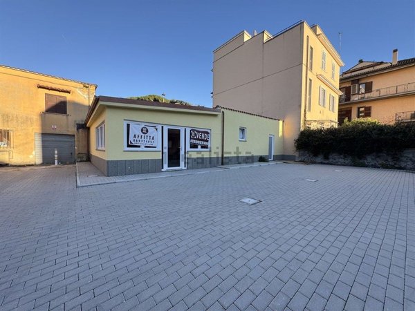 locale commerciale in vendita ad Albano Laziale