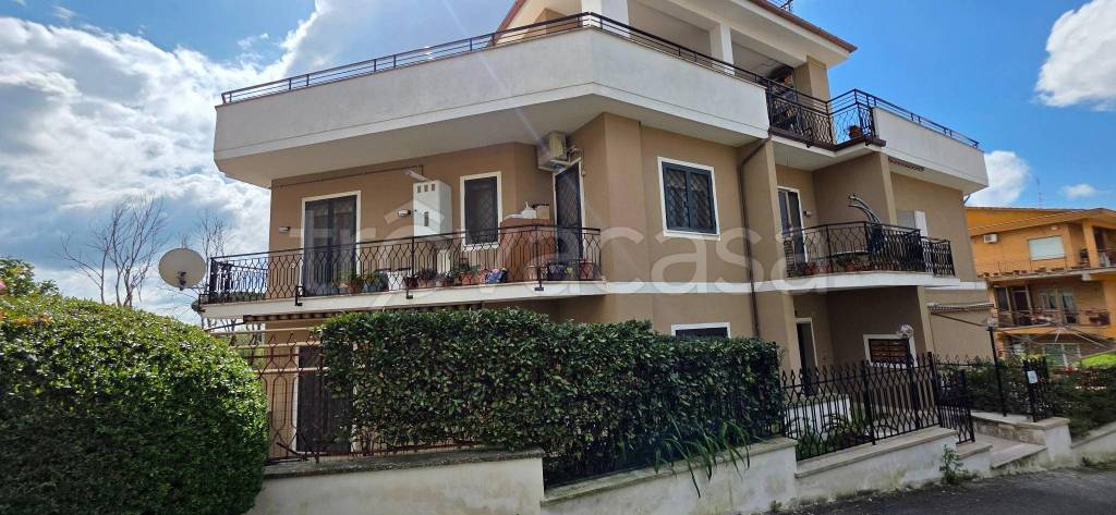 appartamento in vendita ad Albano Laziale in zona Cecchina