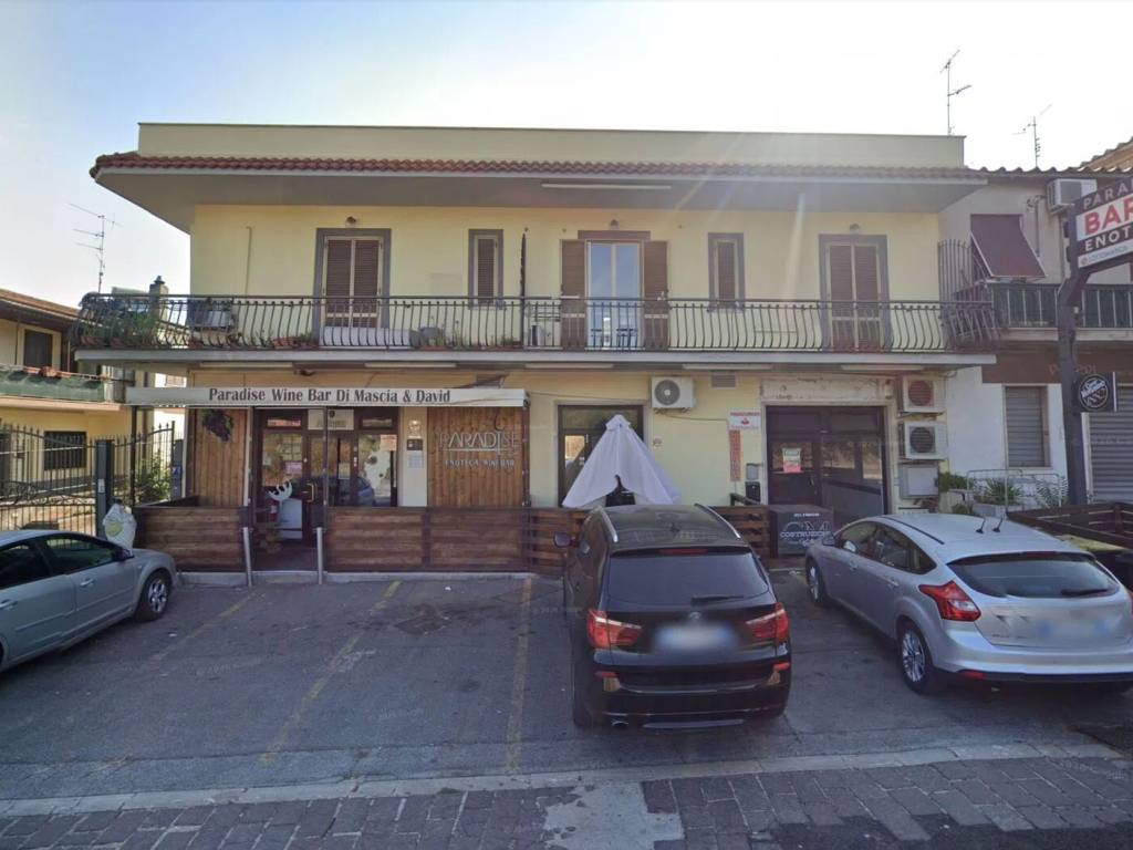 negozio in vendita ad Albano Laziale in zona Cecchina
