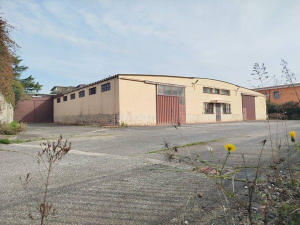 locale commerciale in vendita ad Albano Laziale in zona Cecchina