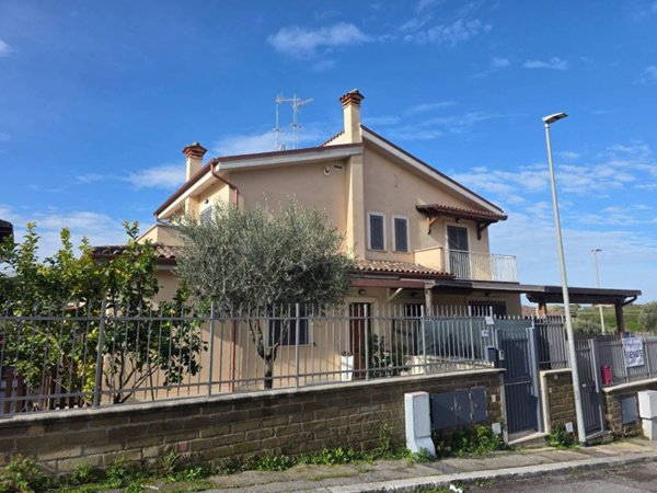 casa indipendente in vendita ad Albano Laziale in zona Cecchina