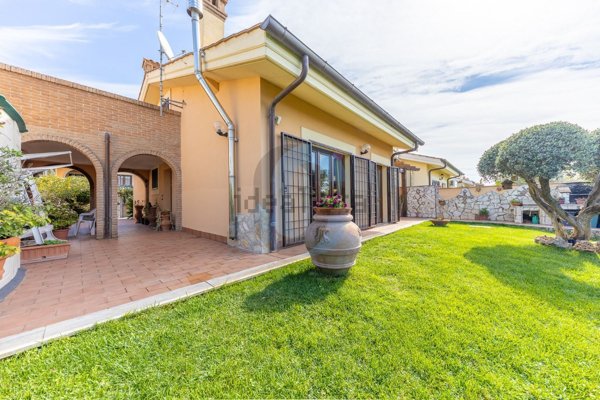 casa indipendente in vendita ad Albano Laziale in zona Cecchina