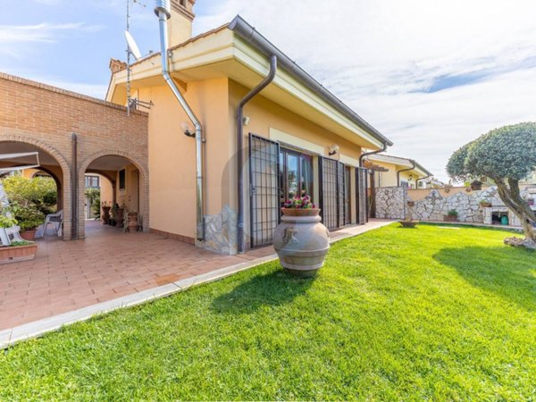 casa indipendente in vendita ad Albano Laziale in zona Cecchina