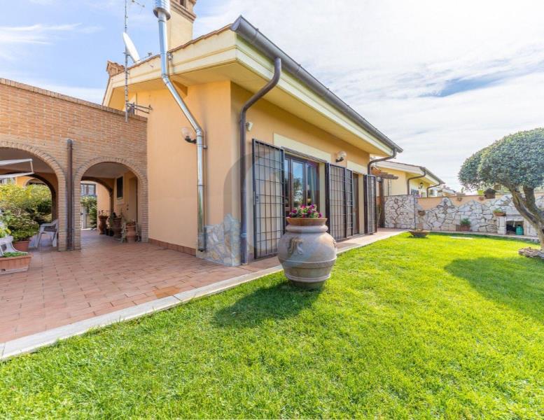 casa indipendente in vendita ad Albano Laziale in zona Cecchina