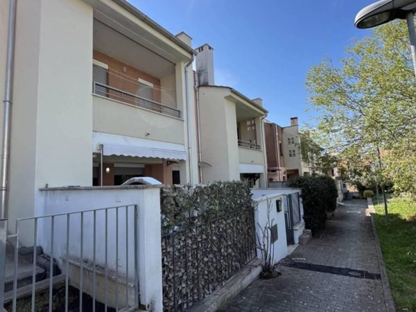 casa indipendente in vendita ad Albano Laziale in zona Cecchina