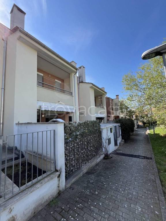 casa indipendente in vendita ad Albano Laziale in zona Cecchina