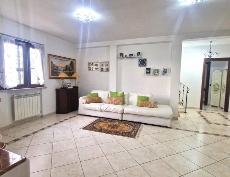 casa indipendente in vendita ad Albano Laziale in zona Cecchina