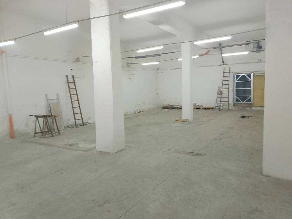 negozio in vendita ad Albano Laziale in zona Cecchina