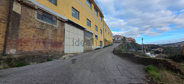locale commerciale in vendita ad Albano Laziale