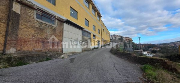 locale commerciale in vendita ad Albano Laziale in zona Cecchina